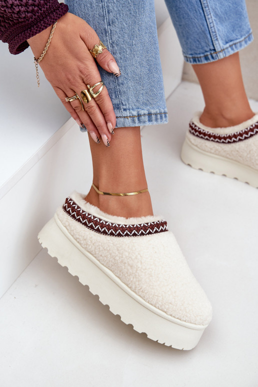 Stivali da neve Pantofole con una piattaforma con una pelliccia Typu Baranek colore avorio Ovirissa