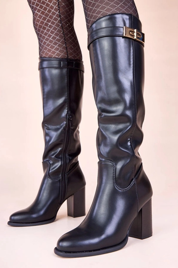 Stivali alti neri con tacco...