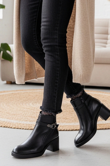 Stivaletti neri con tacco e... 2