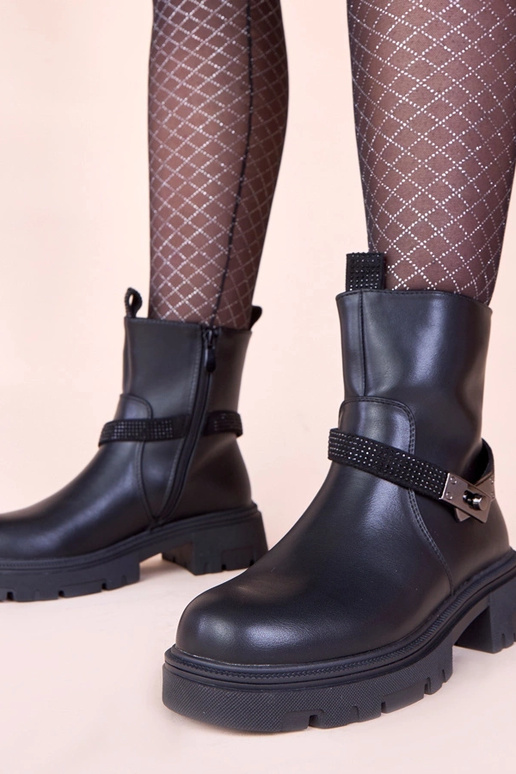 Stivali neri con piattaforma decorati...