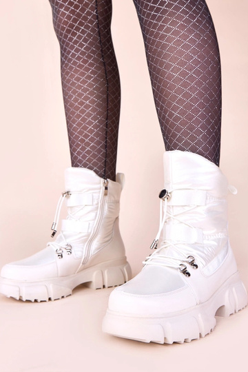 Stivali bianchi innevati...