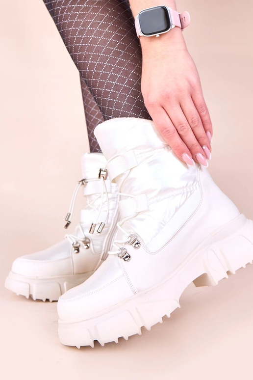 Stivali bianchi innevati con...