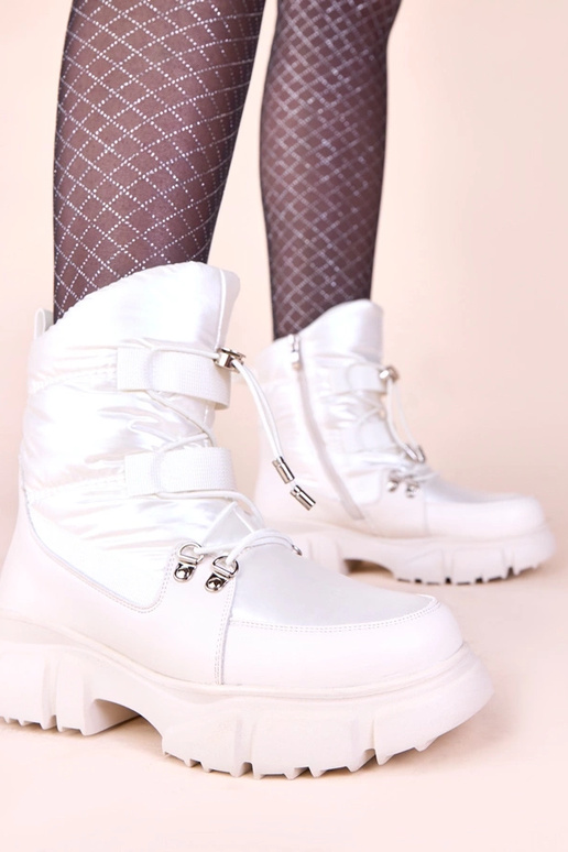 Stivali bianchi innevati con...