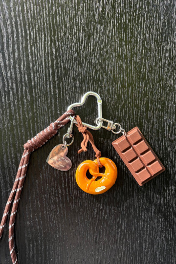 Portachiavi o borsa a forma di pretzel color cioccolato con cuoricini Jorine 2