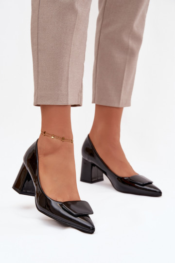 con effetto vernice Scarpe con i tacchi con ornamenti colore nero Isoline