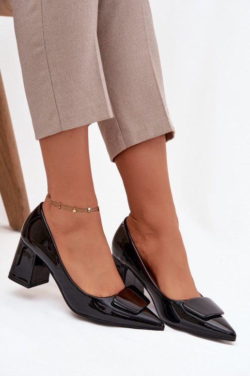 con effetto vernice Scarpe con i tacchi con ornamenti colore nero Isoline