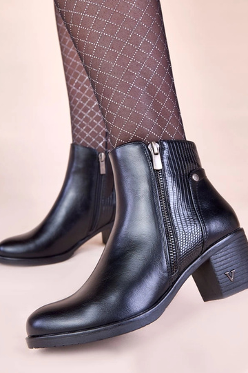 Stivaletti neri con tacco e... 2