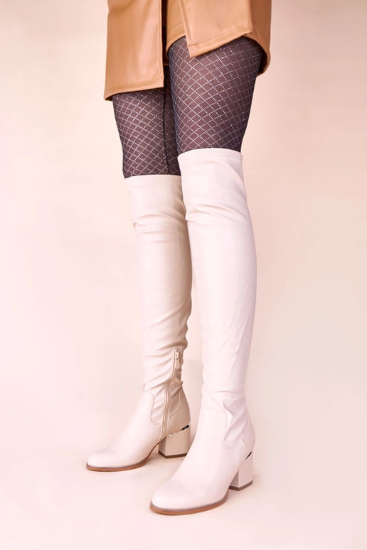 Stivali alti color sabbia sopra il...