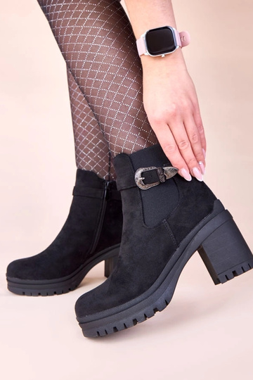 Stivaletti neri con tacco e... 2