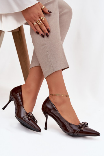 Scarpe con tacco alto effetto vernice e fiocchi color cioccolato Janisse