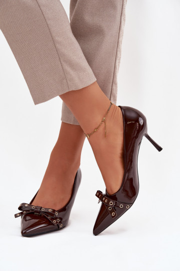 Scarpe con tacco alto effetto vernice e fiocchi color cioccolato Janisse 2