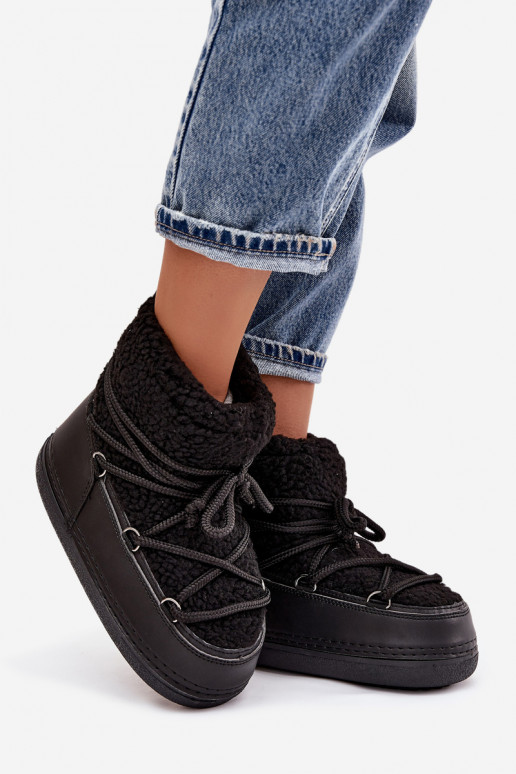 Stivali da neve Femminile con una pelliccia Typu Baranek con cinghie colore nero Belira