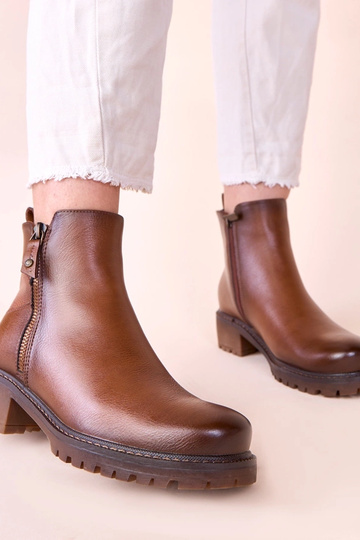 Stivaletti marroni su tacco... 2