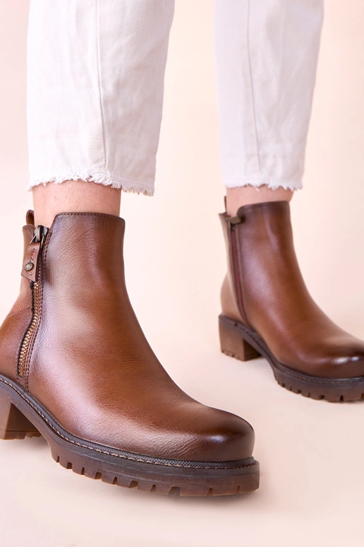 Stivaletti marroni su tacco sottile...