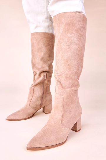Stivali alti color sabbia in suede sintetico con tacco Shane