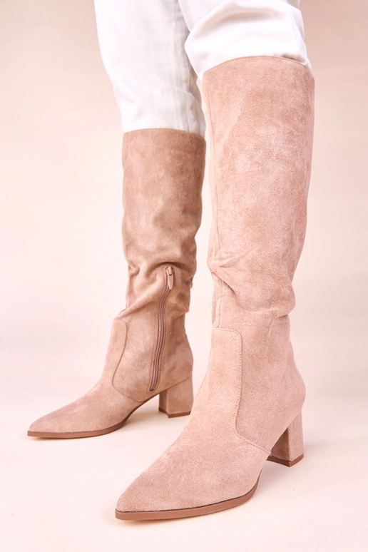 Stivali alti color sabbia in suede...