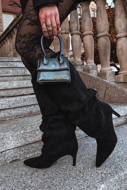 Stivali lunghi neri arricciati e imbottiti con tacco sottile in suede sintetico Tai turivella