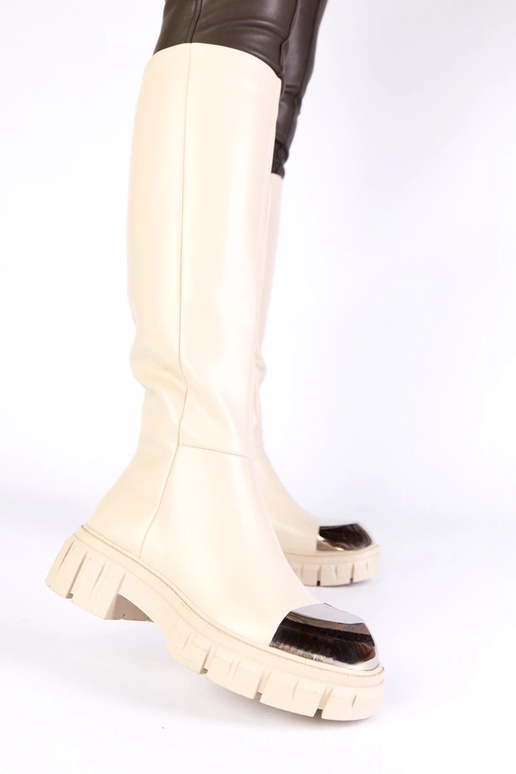 Stivali alti color sabbia con punta...