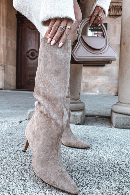 Stivali alti da donna in stile slip-on foderati con tacchi sottili color sabbia Olivienne