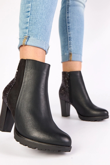 Stivaletti neri con tacco e... 2