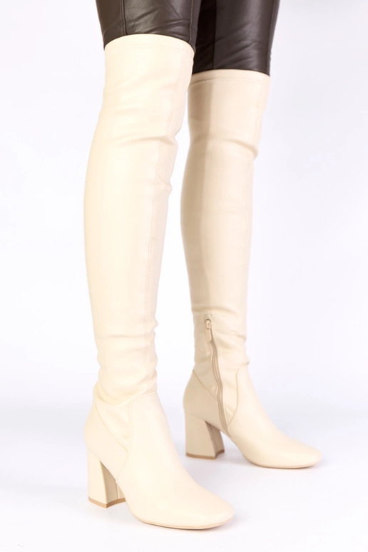 Stivali alti color sabbia sopra il...