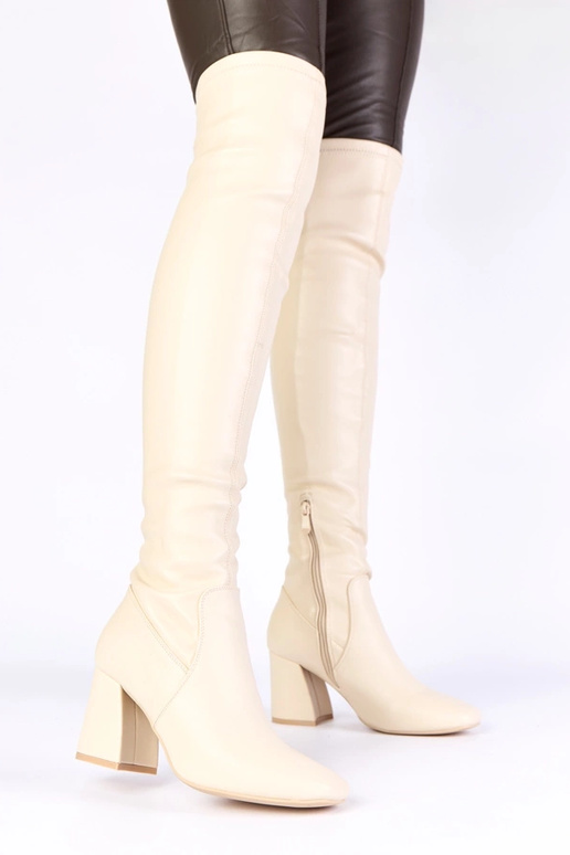 Stivali alti color sabbia sopra il...