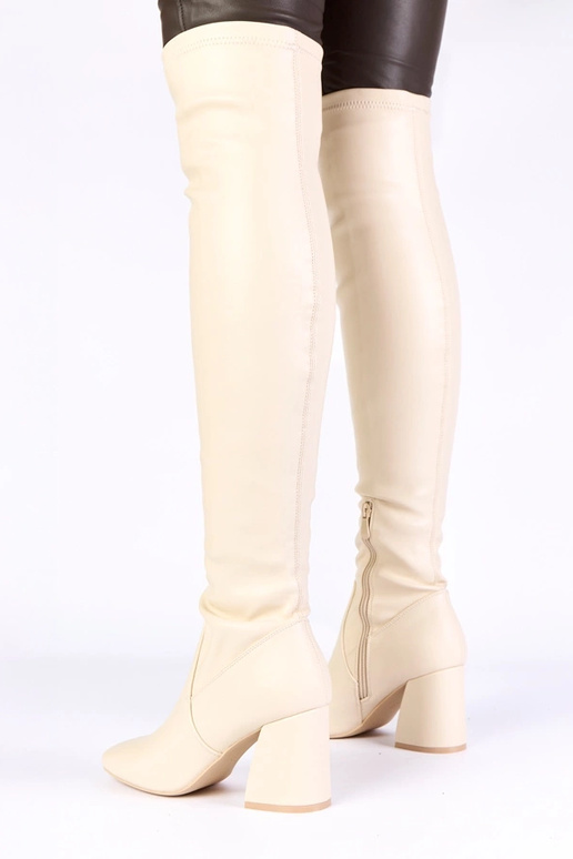Stivali alti color sabbia sopra il...