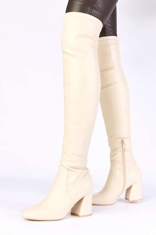 Stivali alti color sabbia sopra il...