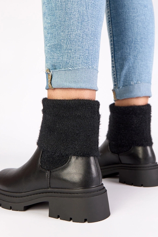 Stivaletti neri con inserto elastico...