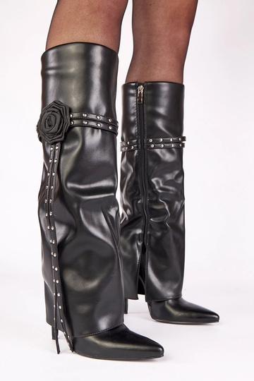 Stivali neri con tacco alto...