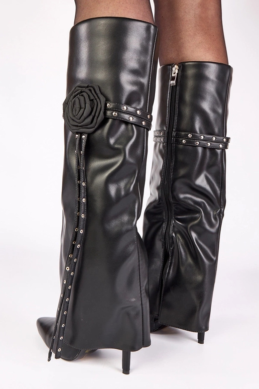 Stivali neri con tacco alto e gambale...