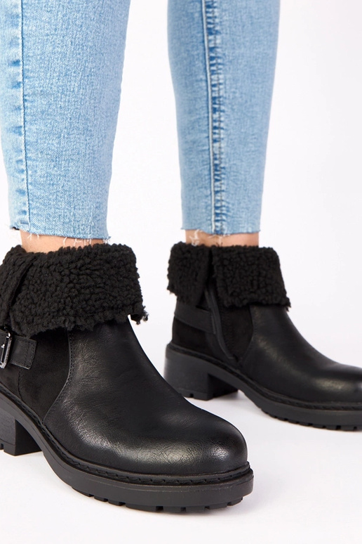 Stivaletti neri con tacco e parte...