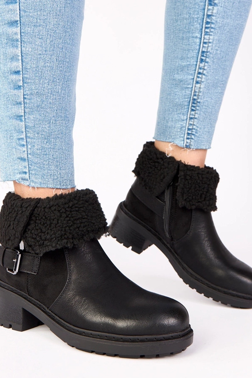 Stivaletti neri con tacco e parte...