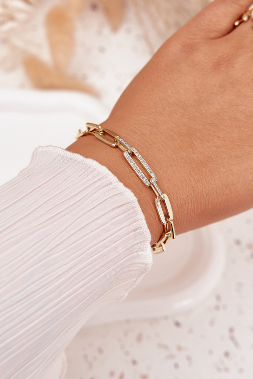 Un braccialetto Femminile con catene Realizzato in acciaio chirurgico colore dorato