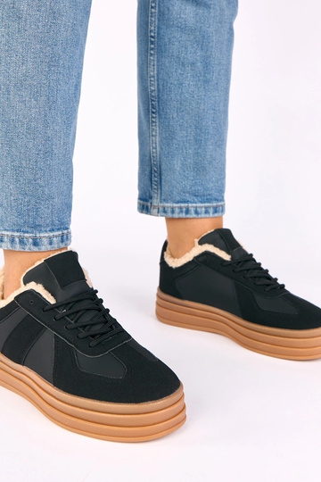 Scarpe sportive nere...