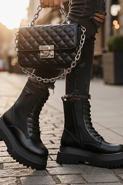 Stivaletti neri opachi con plateau Lassi