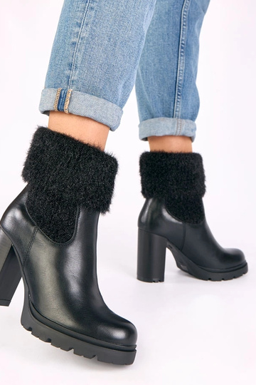 Stivali neri con tacco e... 2