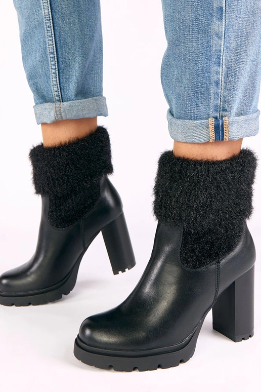 Stivali neri con tacco e gambale...