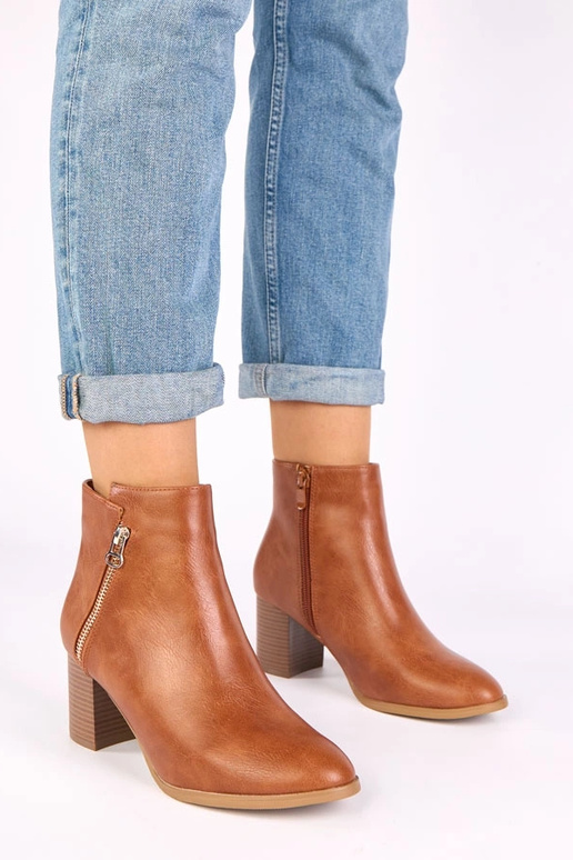 Stivali classici marroni con tacco e...