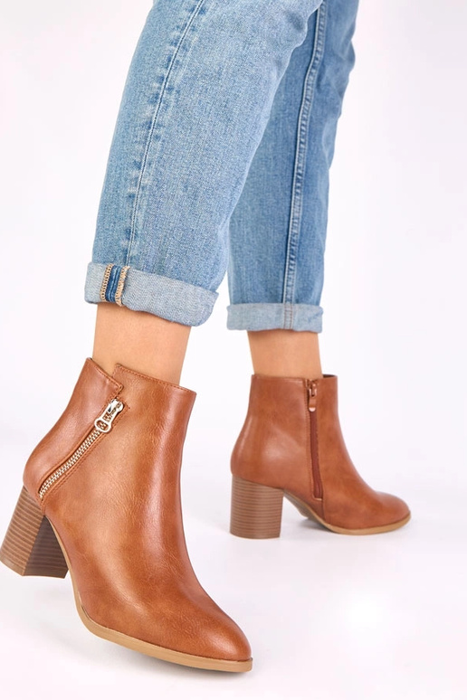 Stivali classici marroni con tacco e...