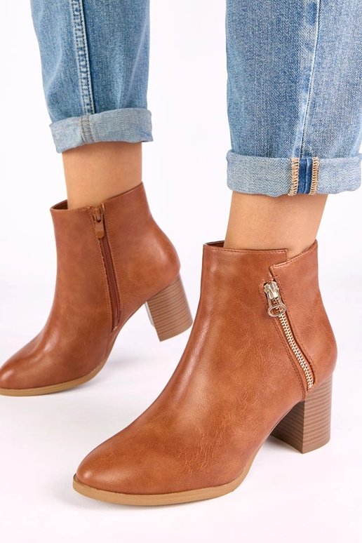 Stivali classici marroni con tacco e...