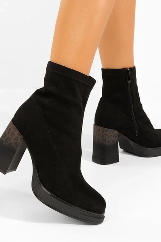 Stivaletti neri con tacco e stampa...