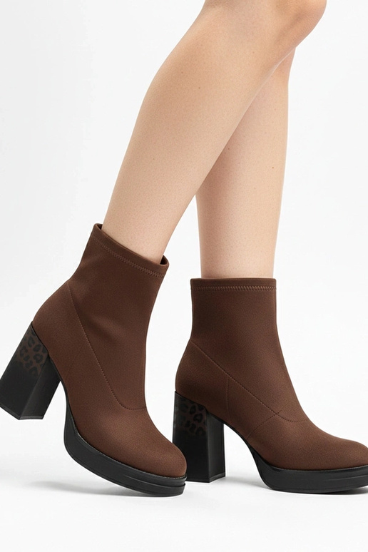 Stivaletti marroni con tacco e stampa...