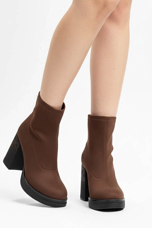 Stivaletti marroni con tacco e stampa...