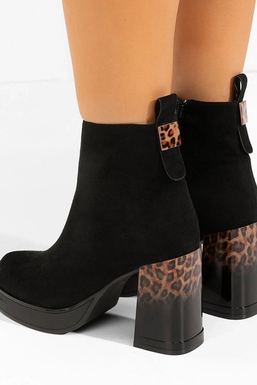 Stivaletti neri con tacco laccato e...