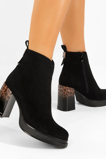 Stivaletti neri con tacco... 2