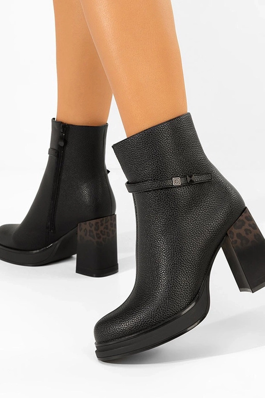 Stivaletti neri con tacco e stampa...