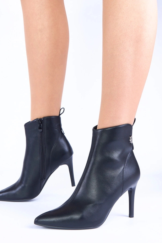 Stivaletti neri con tacco sottile e...