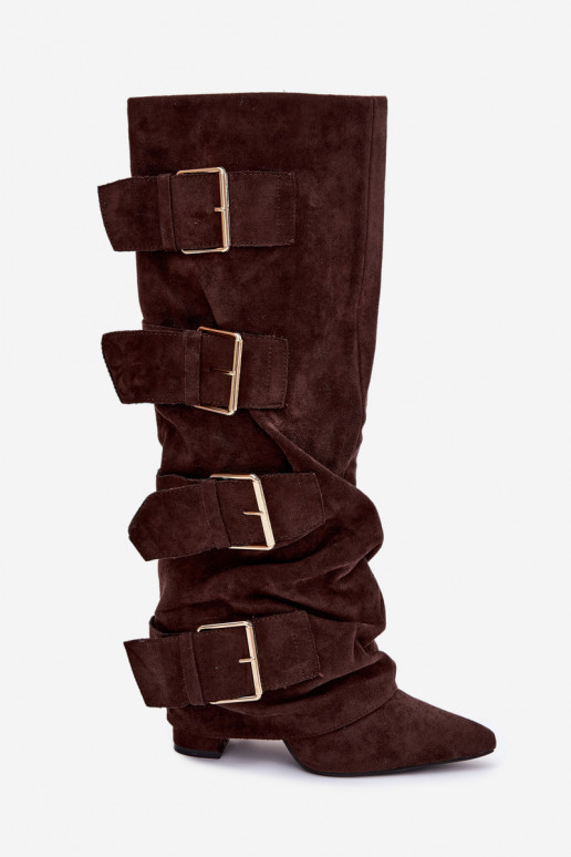 Stivali alti da donna marroni con tacco, fibbia dorata e gambale allargato in camoscio sintetico Isave