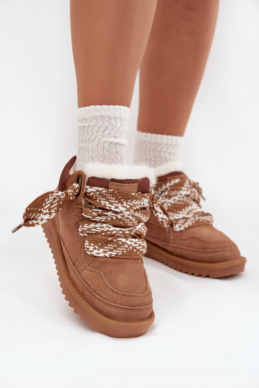 dalla pelle scamosciata Stivali da neve Femminile con una pelliccia I Grubym Allacciaturam Vinceza 97963 colore marrone